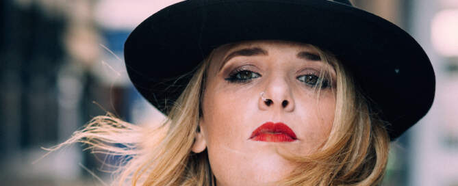 Elles Bailey, photo, Hole In My Pocket