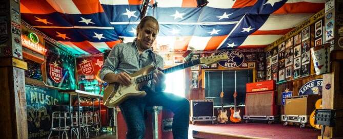 Chris Duarte, photo, interview, Texas blues guitar slinger