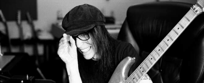 Mick Mars, photo, Right Side Of Wrong